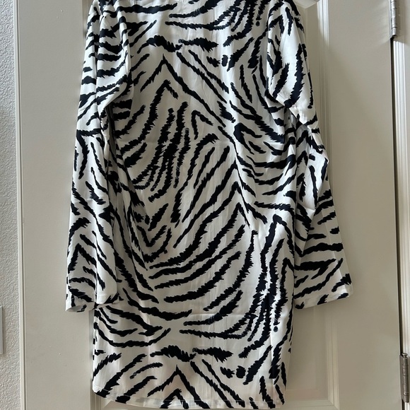 NWT Wrap Up by VP Poly Silk zebra button down oversized sleep shirt/dress. S - Picture 5 of 12